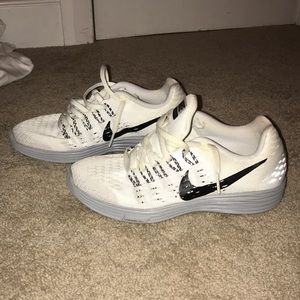 Nike womens tennis shoe